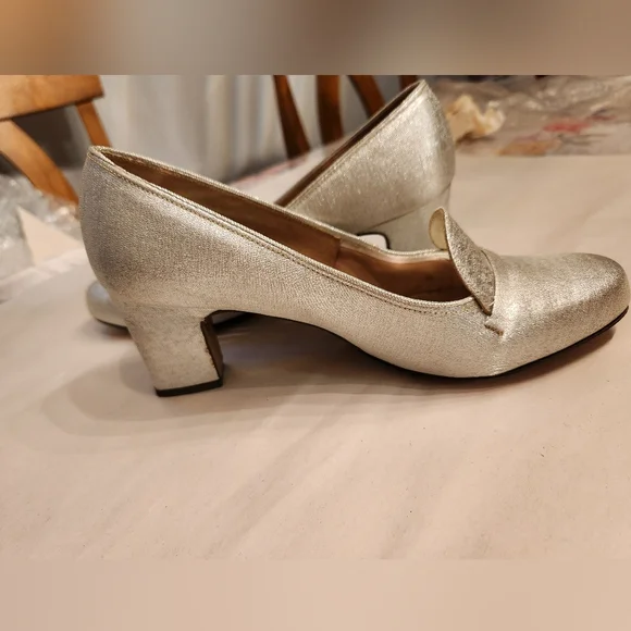 Vintage Silver American Girl Pumps - Size 6, 2.5" Heel - Picture 11 of 11